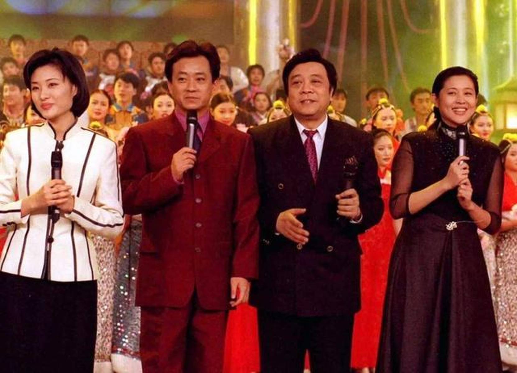 回顾央视春晚的第一届主持人，舞台上的三男一女你知道是谁吗？