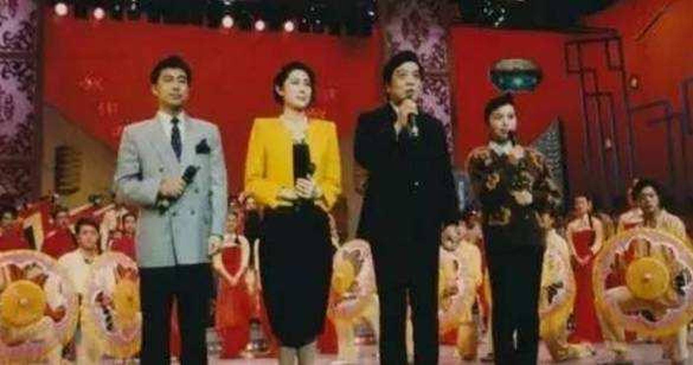 回顾央视春晚的第一届主持人，舞台上的三男一女你知道是谁吗？