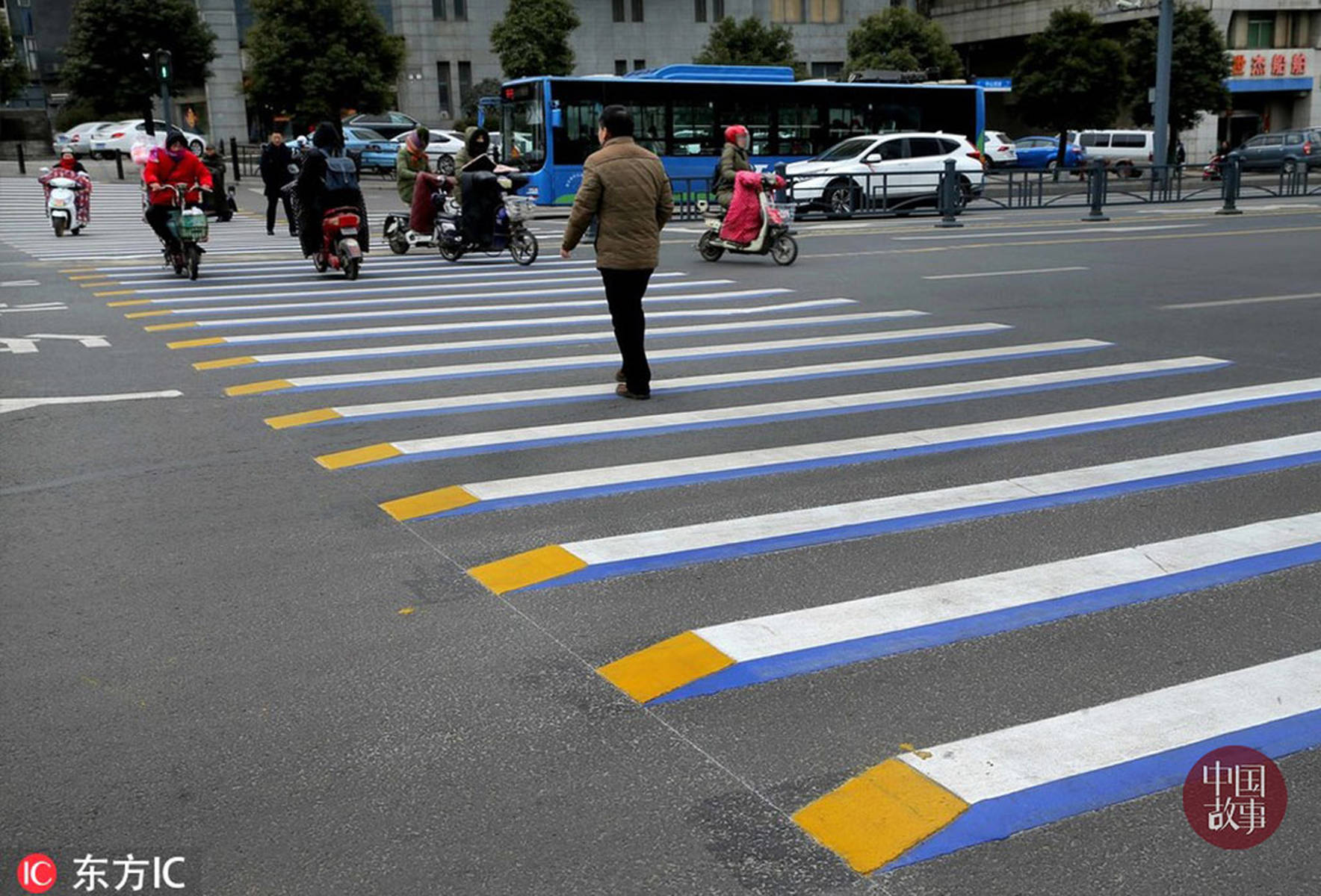 立体斑马线你见过吗?白黄蓝相间 就跟真的立体一样