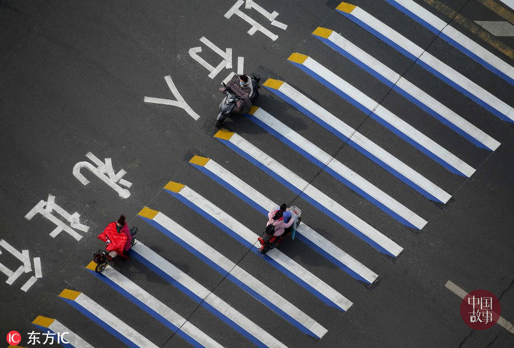 立体斑马线你见过吗?白黄蓝相间 就跟真的立体一样