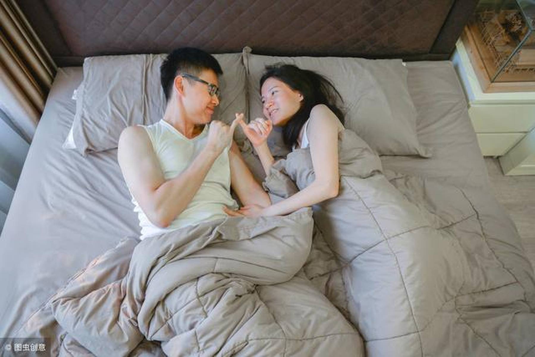 梦回温柔乡，解读梦见男朋友铺床的深层含义与心理暗示