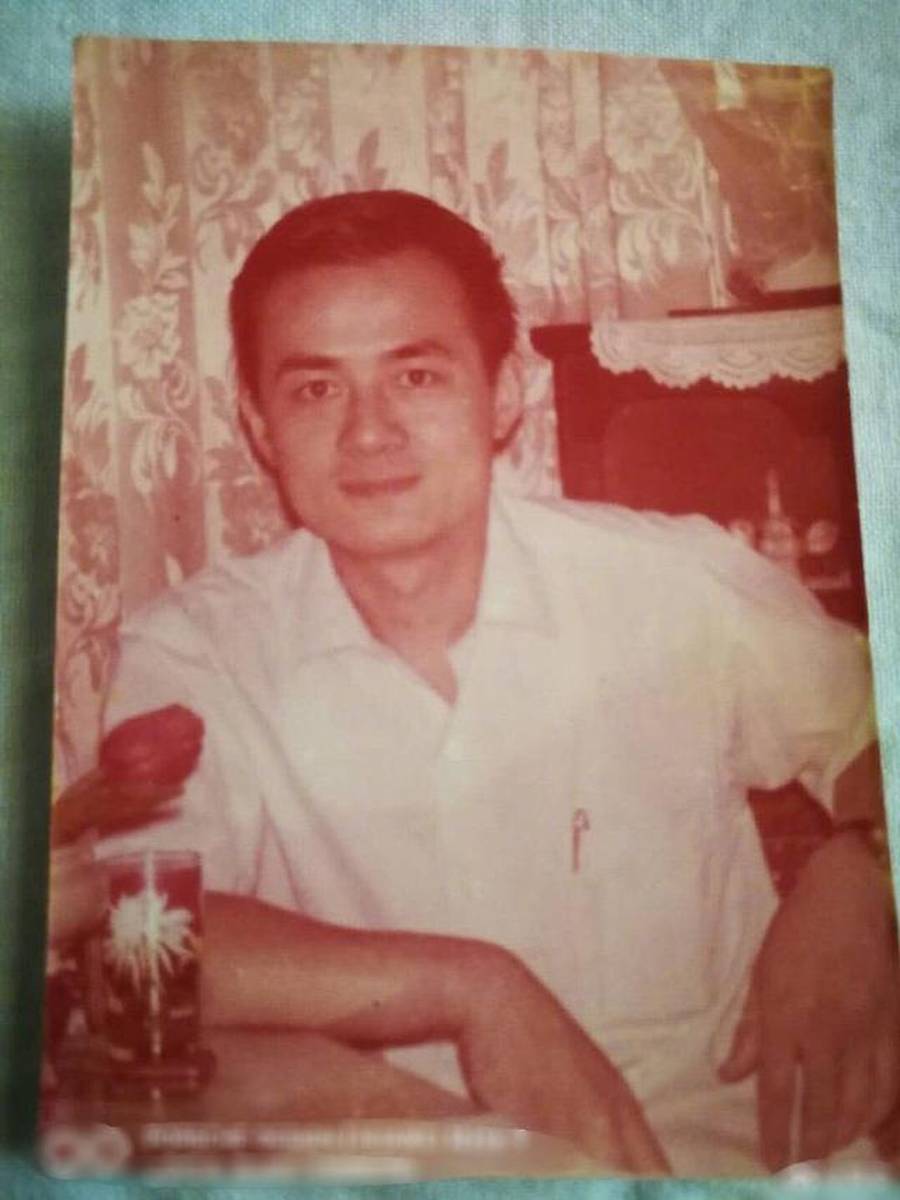 黄奕父亲节晒爸爸年轻时未美颜未ps照片，网友看照大赞格外帅气
