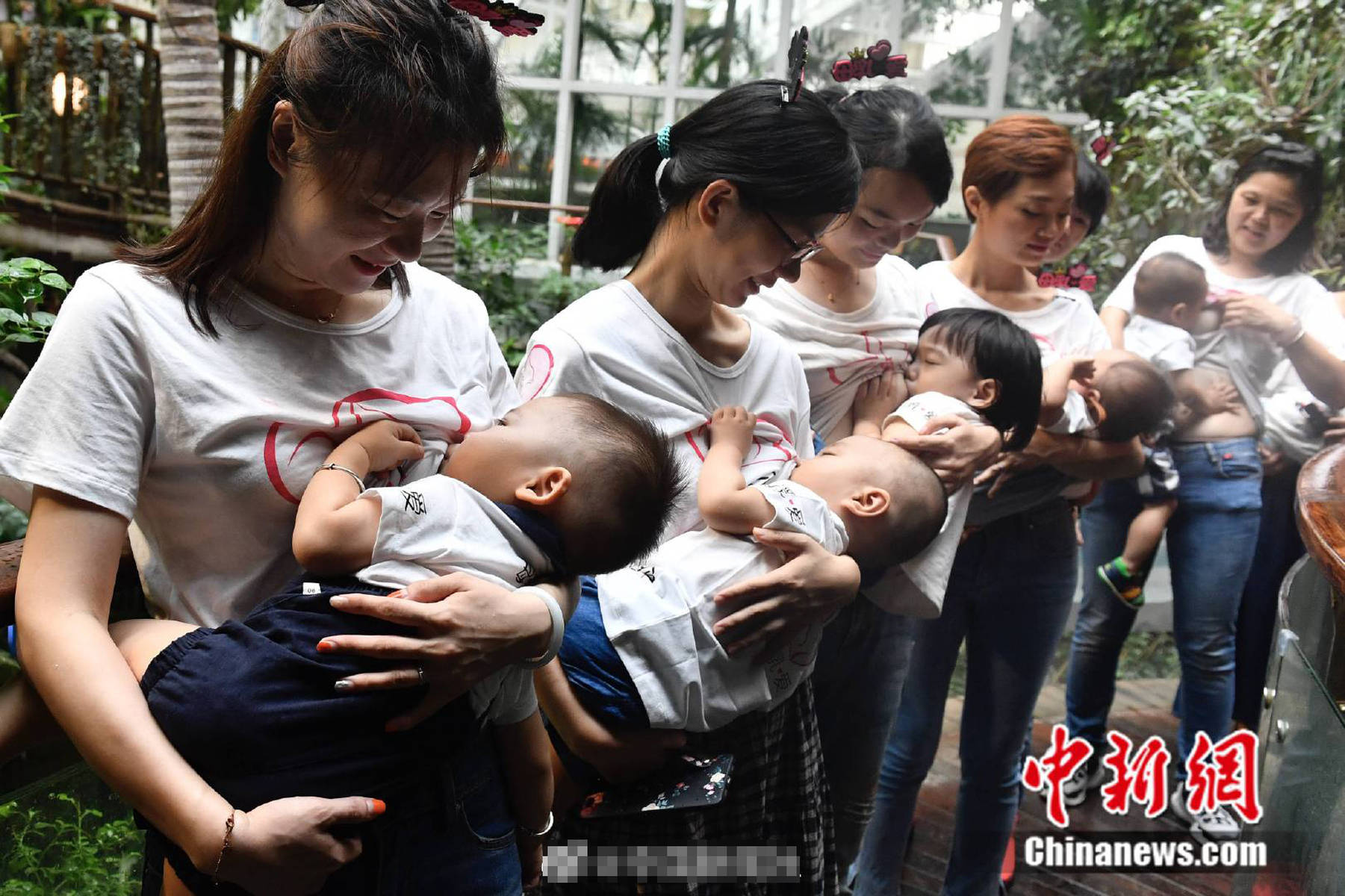 提倡母乳喂养 24位妈妈快闪哺喂孩子