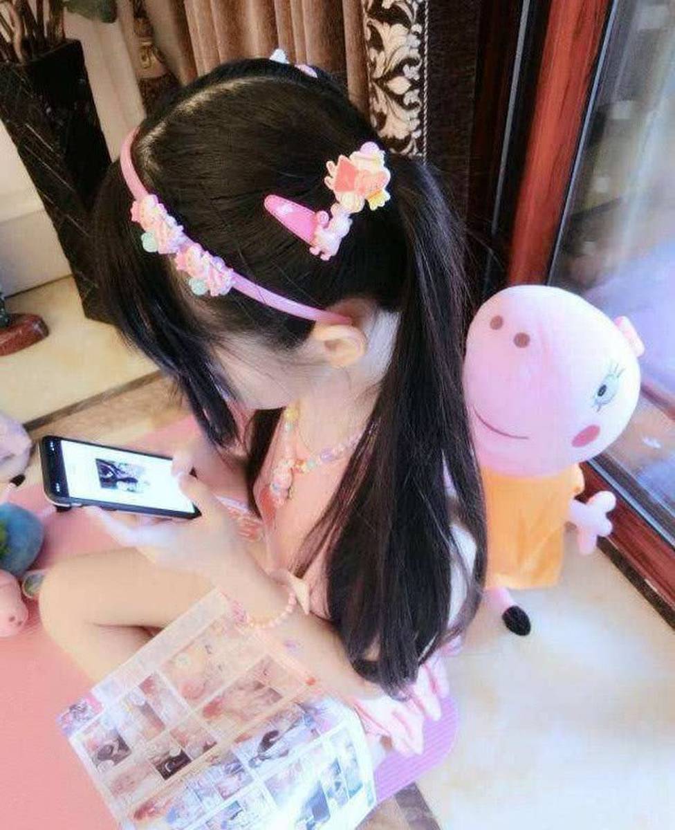 赛高酱闺房开直播，年龄不大本事不小，网友：别学坏了