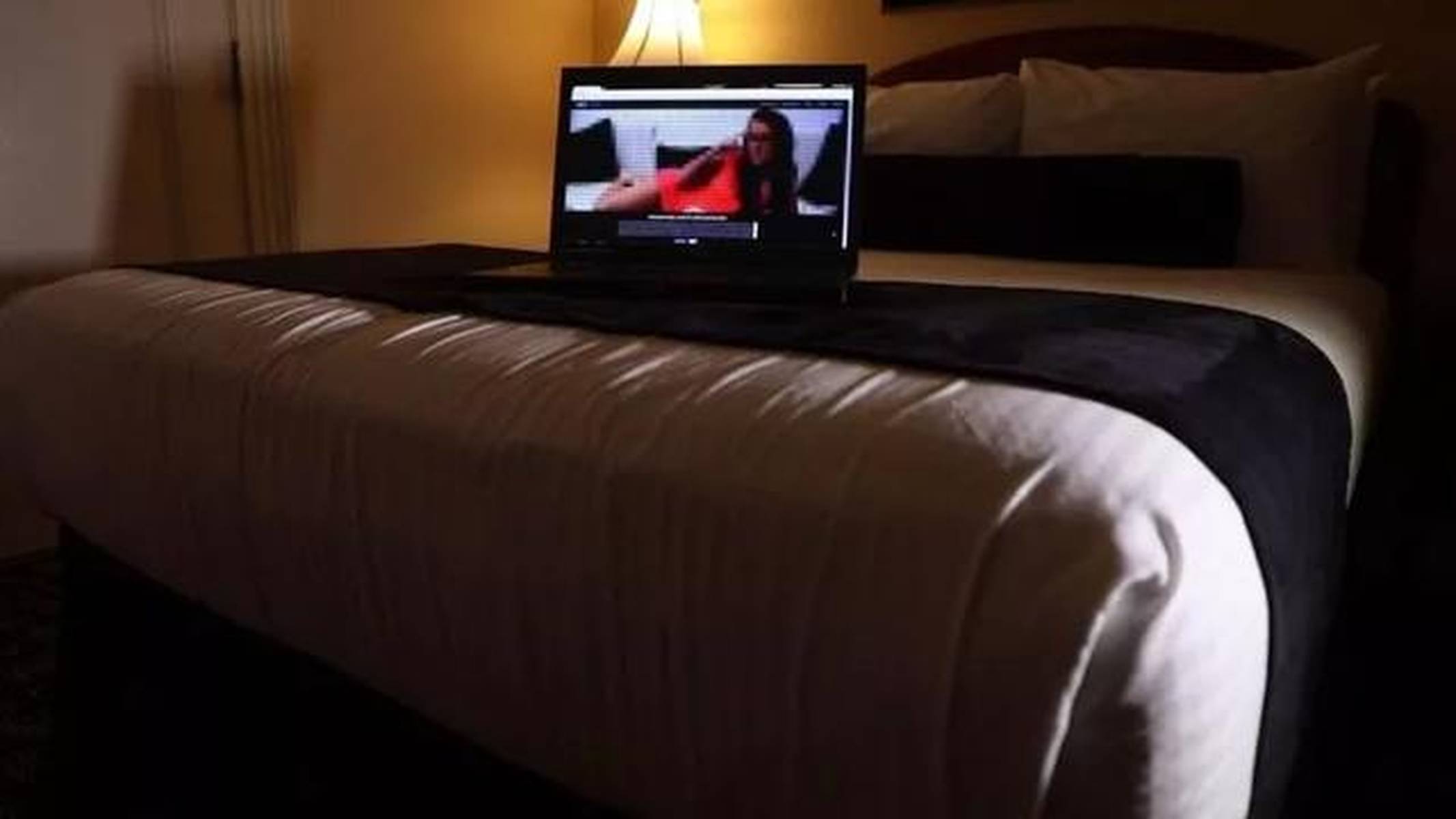 黄网假冒模特公司!22名女大学生遭哄骗拍a片!还寄给家人朋友观看……