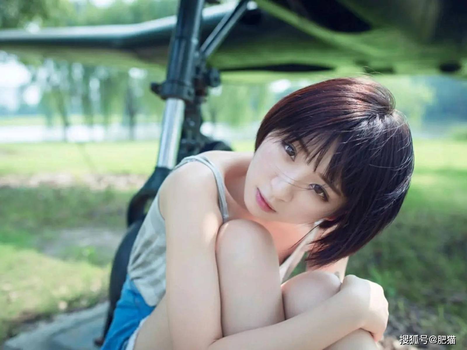 摄影：个性短发美女喜欢开飞机