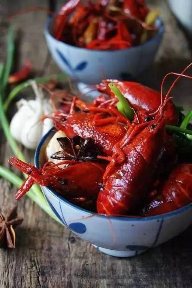 龙虾吃什么东西 c85f5fdf884c4fdcbc6a525420402175.jpg