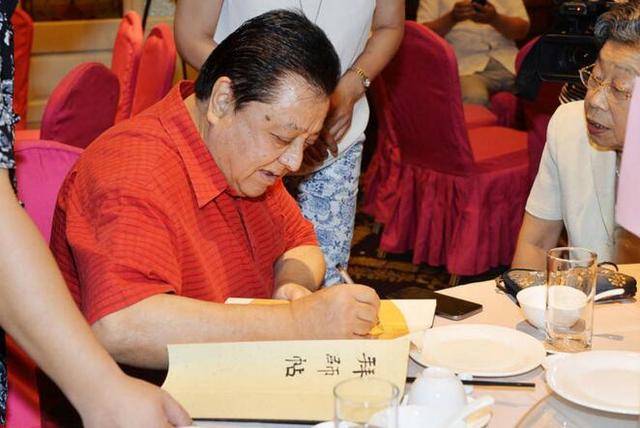 虽然李金斗一路坎坷,但是感情生活非常幸福.