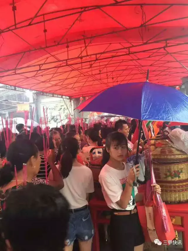 陆丰市甲东镇雨亭村梁氏宗祠,在供奉祖宗龛位的后厅,悬梁上的"状元匾"