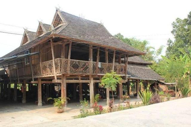 景颇族和傣族的民居多以竹楼为主,这种建筑称为"干栏式"建筑,主要用