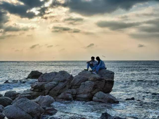 脑海中浮现着坐在海边的石头上,与相爱的人一起看日落