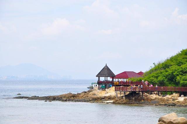 蜈支洲岛 观海长廊,夏季码头上岛处,远处是海棠湾,还有船潜的地方!