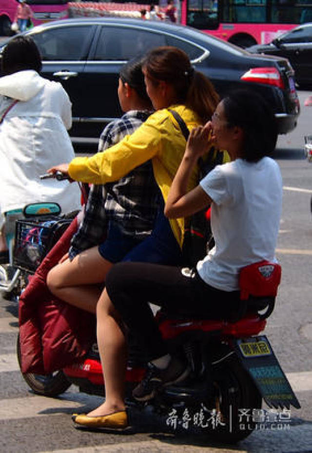 济南:仨人骑一辆小电动车,这坐姿绝了