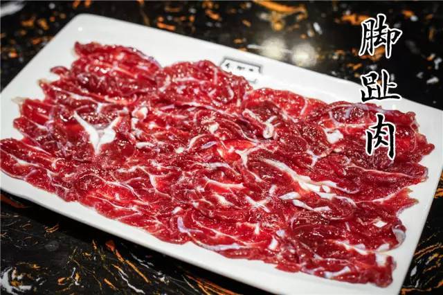 脚趾肉也叫三花腱,是牛的前腿肌腱肉,油脂含量少,切得漂亮的肉平铺有