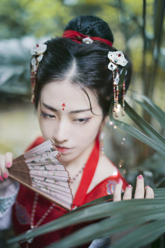 网友们你们觉得这些女网友们的白凤九凤尾花造型美吗