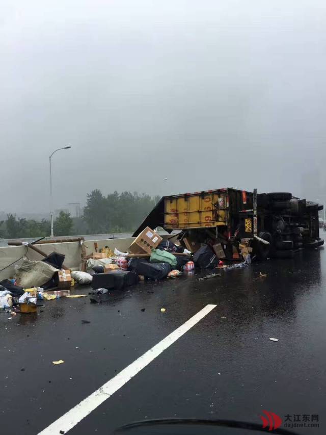 又堵上了!江东大桥上快递车翻车,快递散落一地