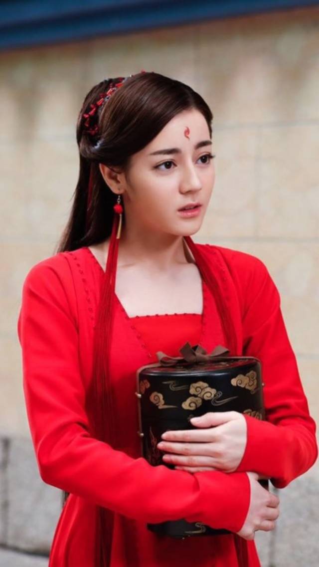 开开朗的白凤九不仅生来就是美人坯,而且额间自带了一朵红色凤尾花,更