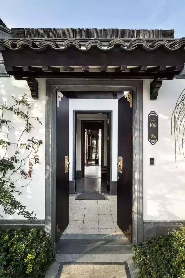 门口稳稳的石雕 无不显示着中式大门的简朴优雅 ▼ 现代中式大门的