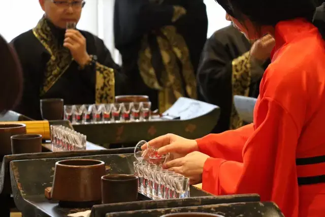 一支美妙绝伦的敬酒舞 配上酱香醇厚的汉王原浆 让你感受古代 帝王将