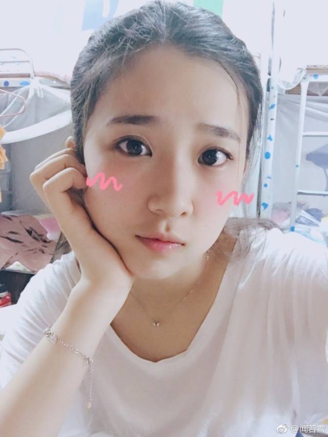 该女生生活照.