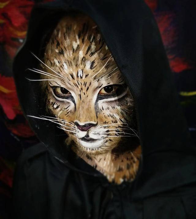 最近一位化妆师化了一个仿妆《动物妆――豹妆》以假乱真 豹子原型