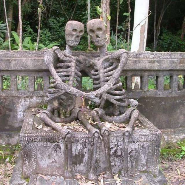 两具骷髅抱在一起,这个雕塑位于泰国,虽然不太明白艺术家设计的意义