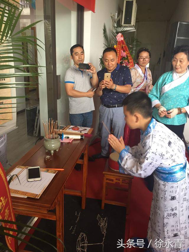 扬州有一家教敬师礼、形体礼、拜笔的国学馆