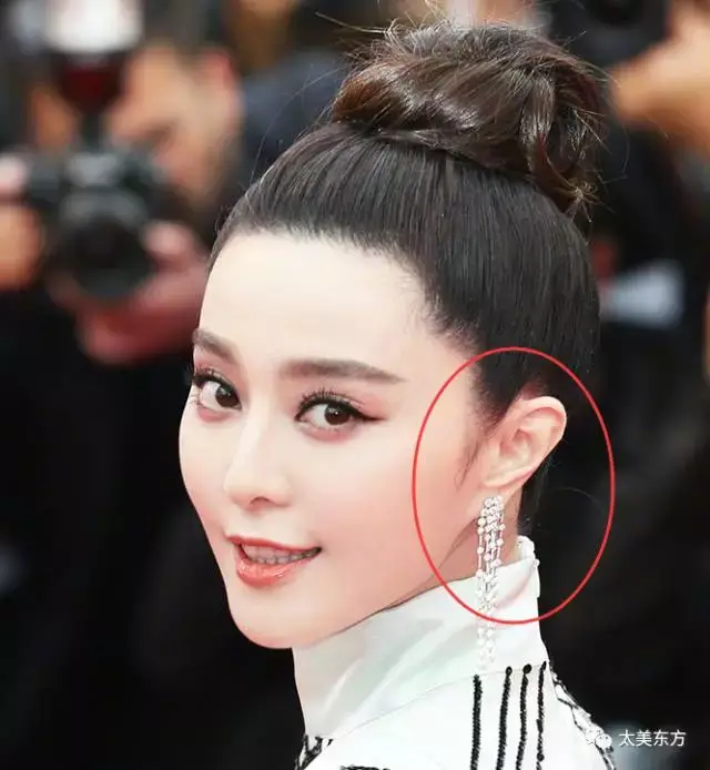 网友猜测,可能是因为耳朵形状特殊这个原因,她才总是用长发盖住双耳