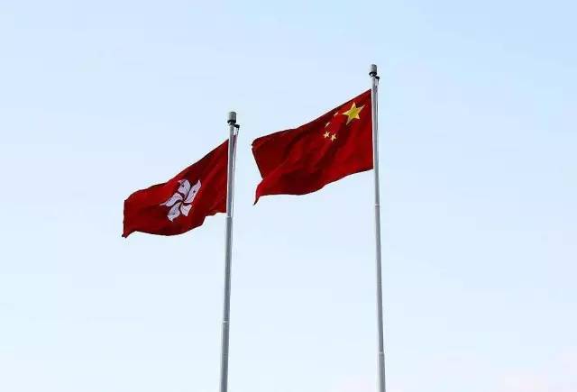 20年来,香港日新月异,唯一不变的是那飘扬的五星红旗和独特的"紫荆花"