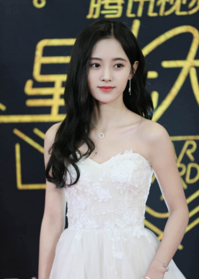 同是千年美女23岁鞠婧祎和28岁baby气质差距真大