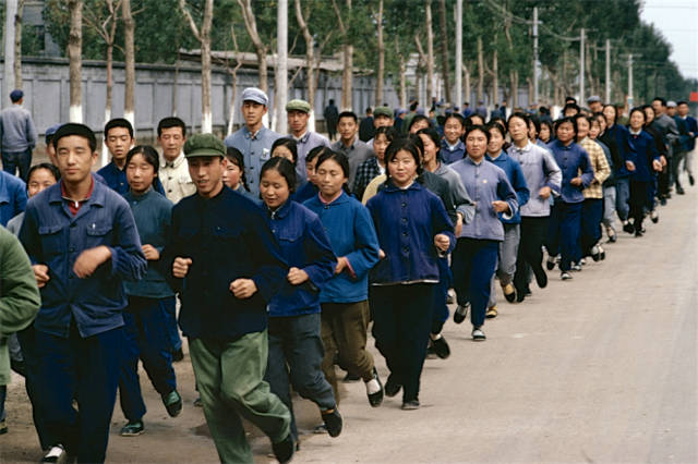 老照片!70年代的人们:那时候的工人们,都感觉有一种气质