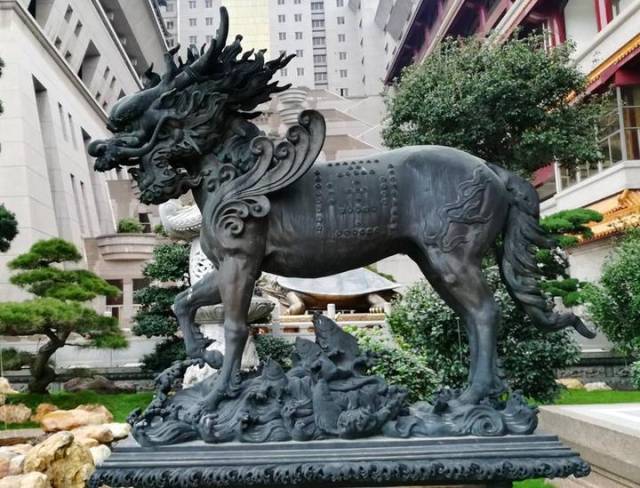 龙马从黄河中出现,在其背甲上可以看到这些图文,后来就称为"河图"