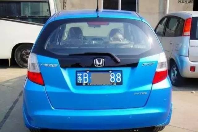 车牌颜色代表着汽车身份,小心有些车是