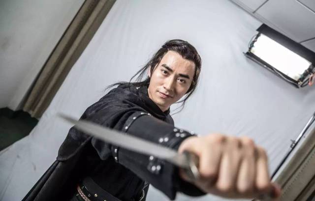 石料粉碎设备使用的对辊式PG电子游戏- PG电子平台- PG电子官方网站破碎机工作原理