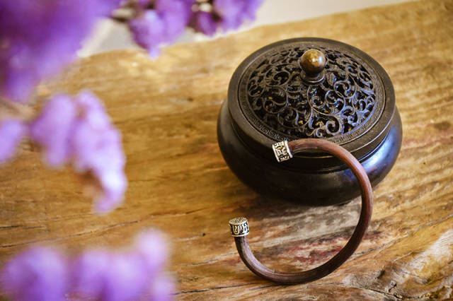 心爱的鸡血藤弯上提梁壶,欢喜的泡上一壶清茶,与友人静静品茗.