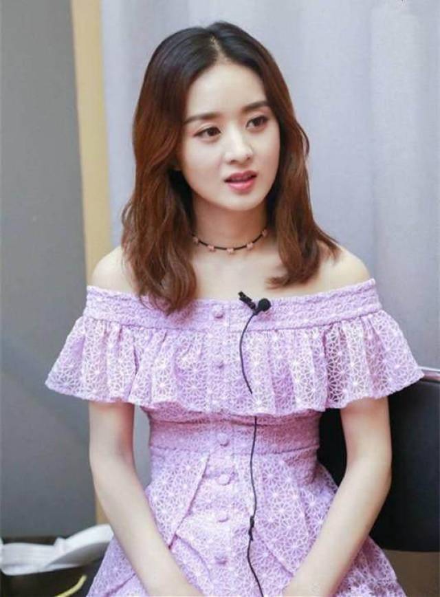 赵丽颖粉色少女裙参加《快本》,美翻了还是装嫩