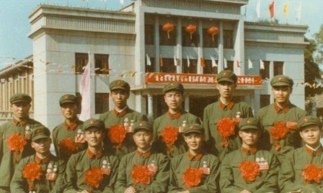 《无名烈士老山插旗》,后排左一为旗手,他的名字叫何天华,左二为照片