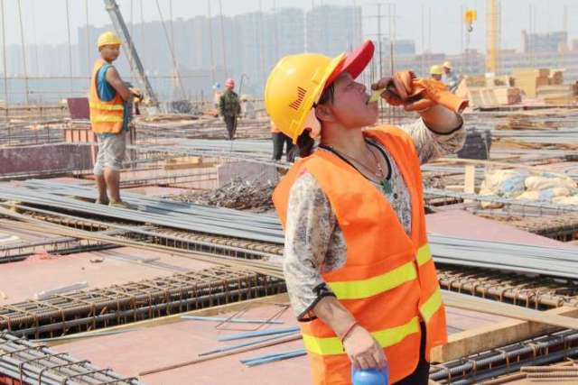 直击盛夏建筑工地农民工 下班后女工很尴尬