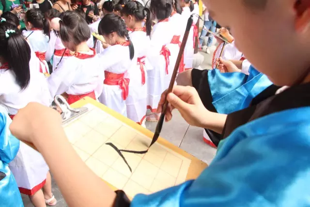 "蒙童开笔礼"体验中国传统读书礼仪