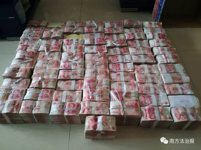 警方在地下钱庄查获的巨额现金. 警方供图