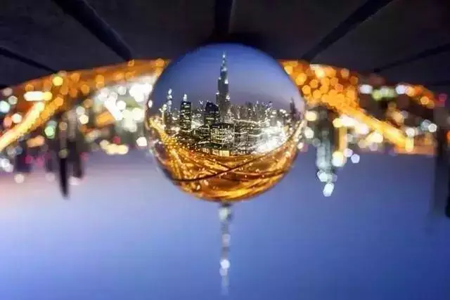 水晶球不仅会折射光线,还能让现实景物颠倒,可以拍摄出反转的世界.