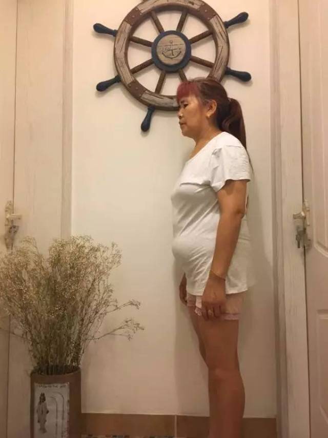 但她的身材却因为这些年的操劳而走形了 特别是腰腹部的赘肉让她十分