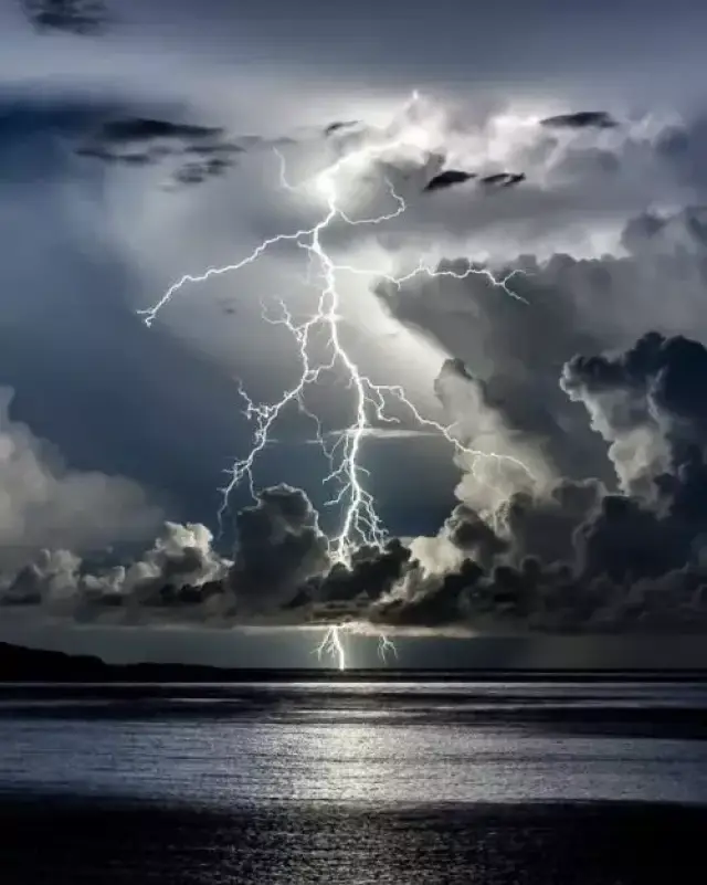 狂风暴雨,雷电交加,风和日丽等等自然场景.