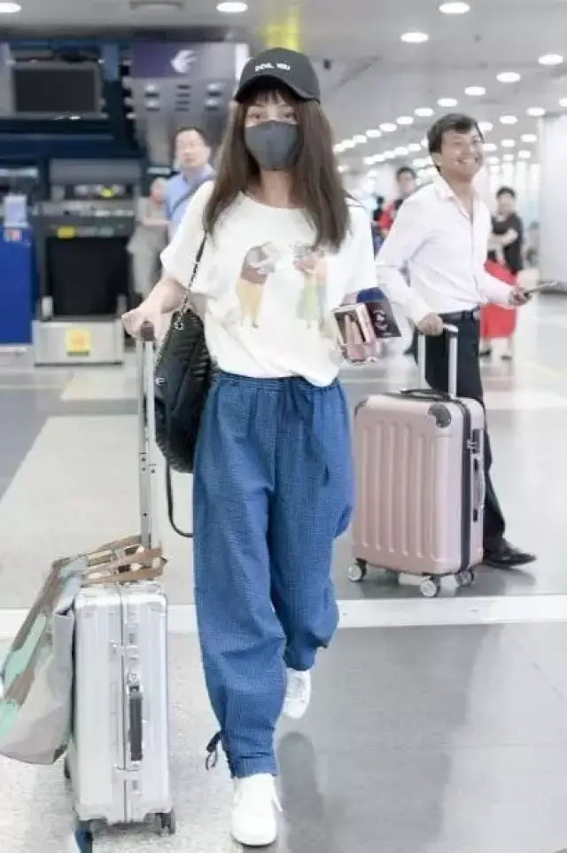 姚笛私房健身照马甲线诱人,但脸上表情让网友心疼
