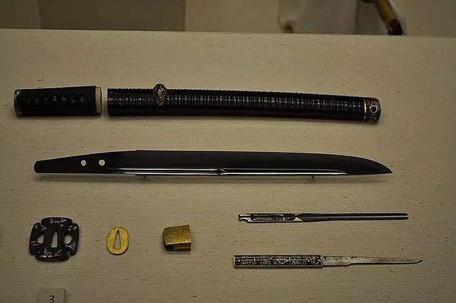 已被拔出的古式短刀和小版的短剑 这种仪式经过了约100年的时间才从