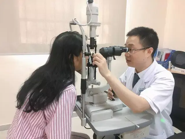 暑假斜视手术的患者里,还有一位特意从湖北来东莞治疗的患者小茵.