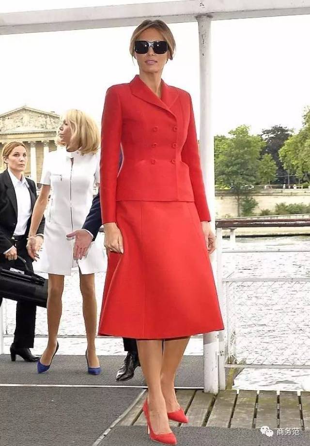 而川普自己的妻子 梅拉尼娅,当天身穿的是一套红色dior套装