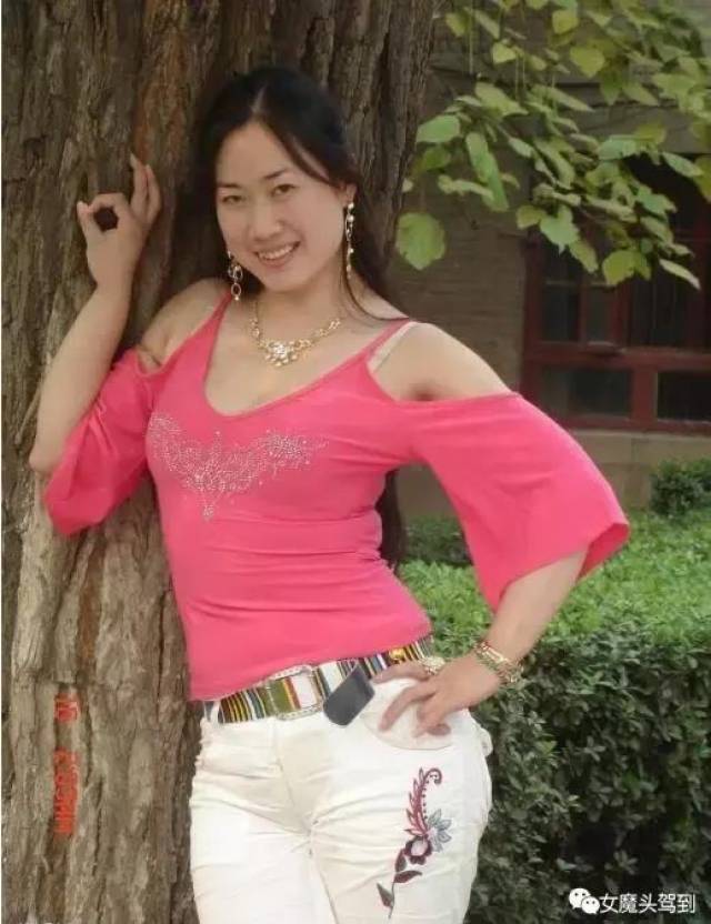 所以此时涌现了大批奇葩,芙蓉姐姐,流氓燕以及后来的凤姐等突然爆红
