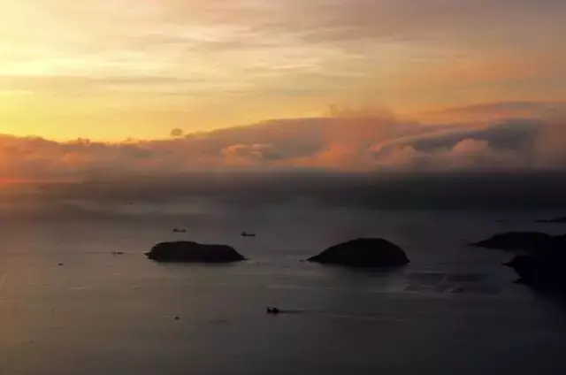 近景浮标竹竿,中景鱼排木屋,远景岛屿帆影,整个场景井然有序