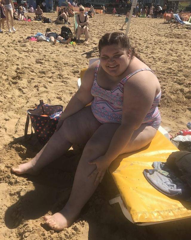 13岁胖女孩因一张泳装照爆红,她说会努力减肥!